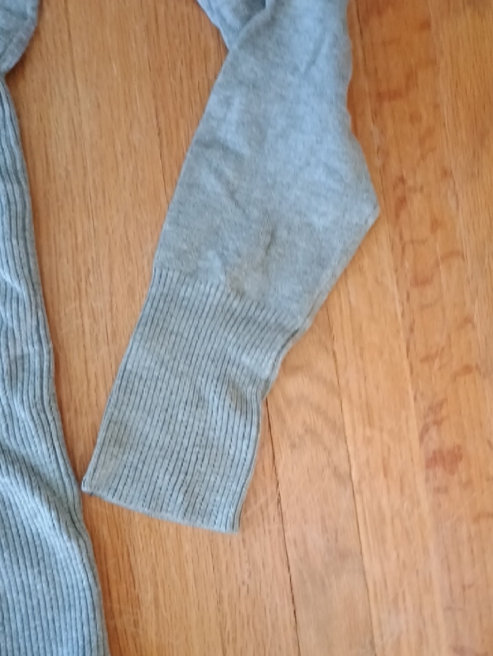 Candie's Heather Gray Ribbed Long-Sleeve Top with Gathered Front - Picture 4 of 6